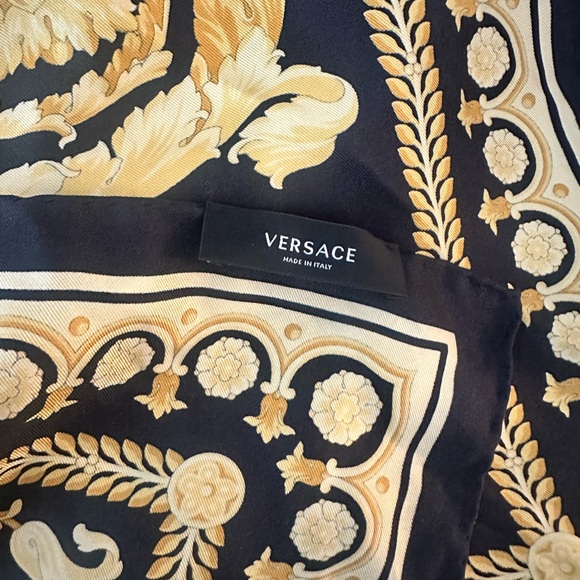 Versace SCARF BAROCCO LARGE SILK FOULARD 35” - Picture 3 of 5